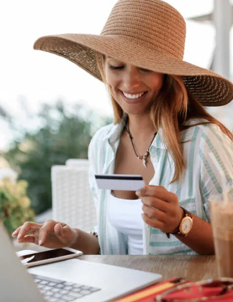 Kobieta trzymająca pozabankową kartę kredytową